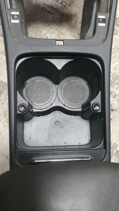 Консоль, центральна панель, підлокотник Volkswagen Passat B6 універсал