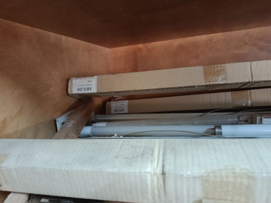 armadura de luz fluorescente ou LED sem a cobertura difusora.