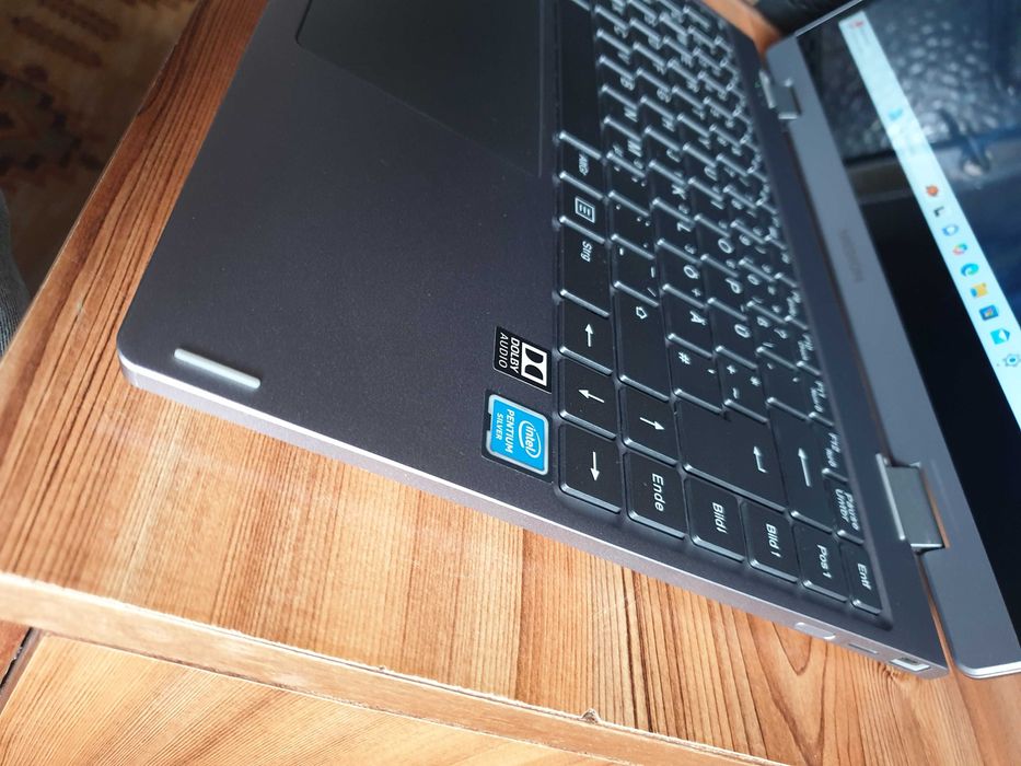 Dotykowy laptop Medion z obrcanym ekranem FullHD. Jak nowy.