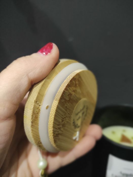 Vela aromática em recipiente cerâmico preto com tampa