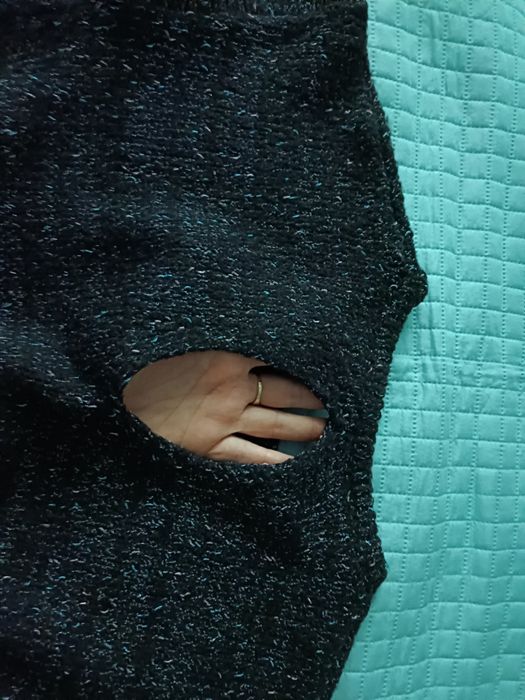 Czarny długi sweter