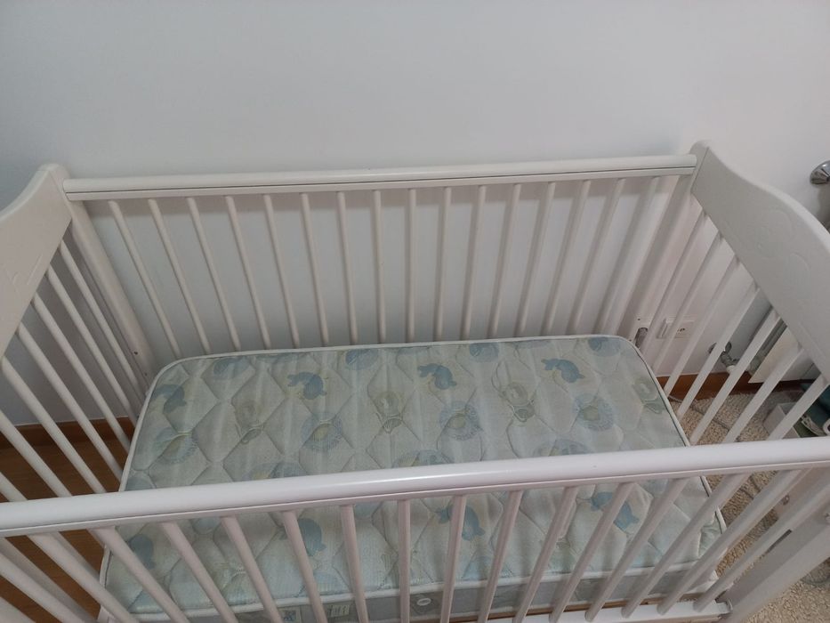 Cama de grades e colchão bebé