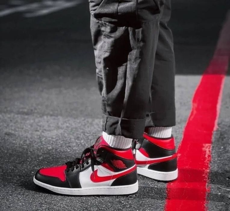 Jordan 1 mid 45 размер  11 us  red black white