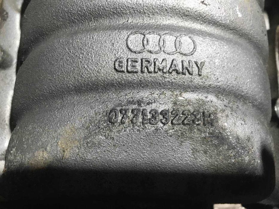 Колектор впускний коллектор впуск AUDI A8 D2 3.7-4.2 077133223M