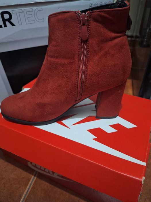 Botas de Salto Vermelhas