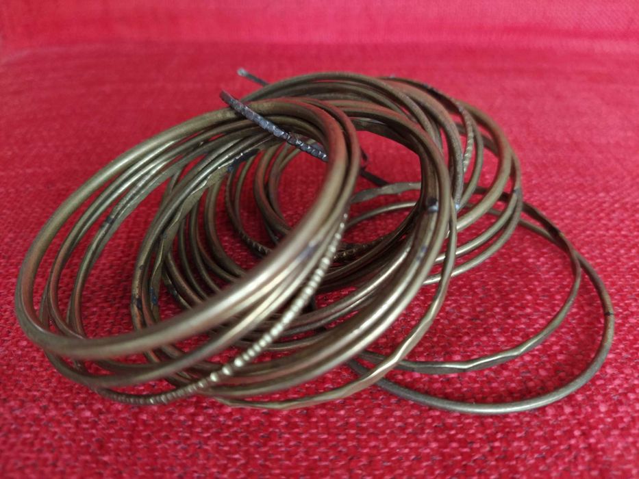 Conjunto de 23 pulseiras em dourado