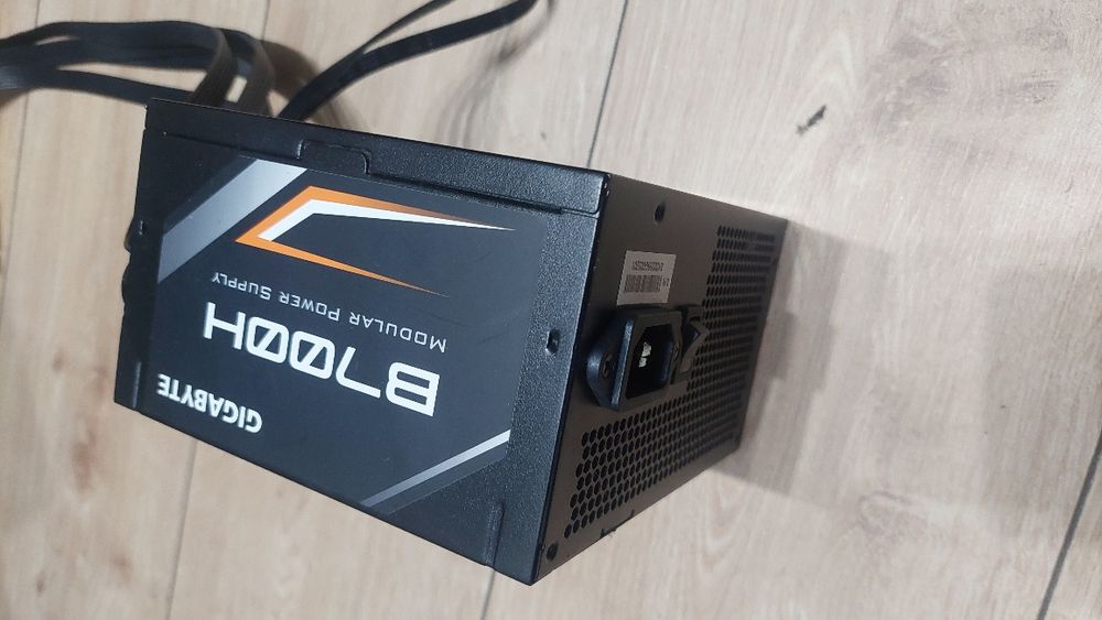 Zasilacz gigabyte B700H 700W
