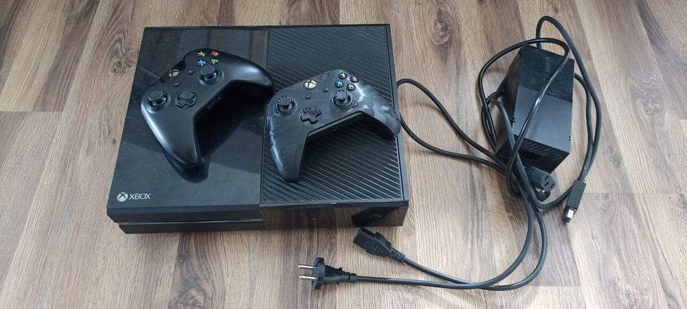 Xbox One 500gb + 2 pady