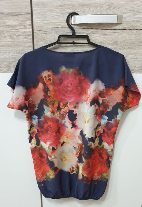 Letnia bluzka w kwiaty M