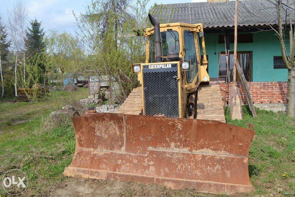 Usługi Spycharką Caterpillar D4 H XL, niwelowanie terenu pod budowę