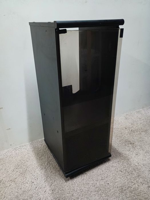 Móvel c/ rodas em madeira e porta em vidro p aparelhagem, medidas: fre