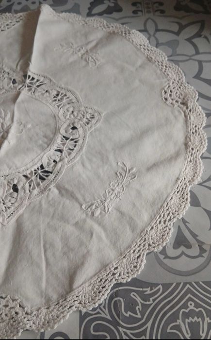 Naperon com bordado e renda de Bruxelas