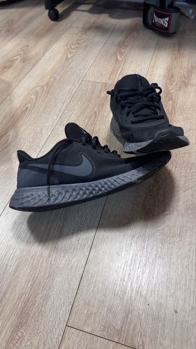кроссовки Nike Revolution 5 для бега в черном цвете.