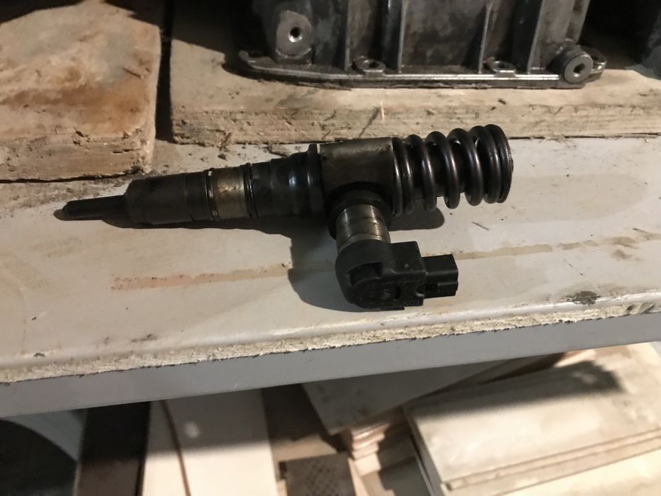 Насос - Форсунка ( 03G 130 073 D ) до мотору BKP passat b6