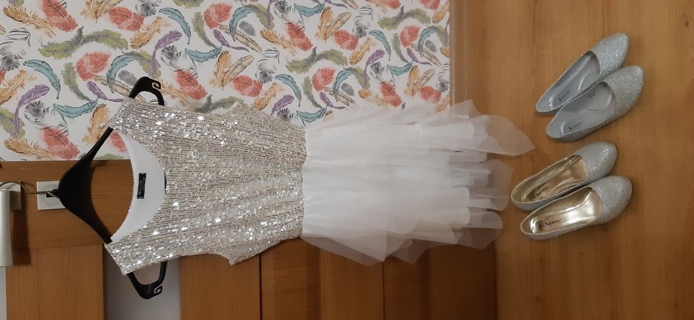 Sukienka srebrno-biala.