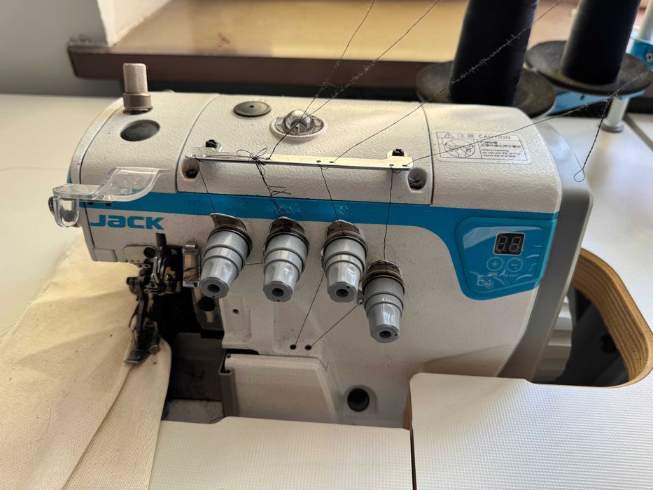Maszyna do szycia OVERLOCK JACK E4 mało używana W-WA transport gratis