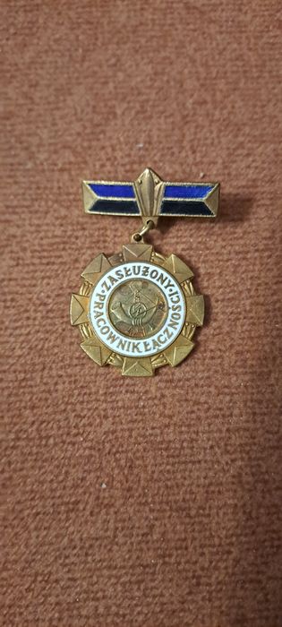 Odznaka Zasłużony Pracownik Łączności PRL w etui / Pudełko  wraz z imienną legitymacją.