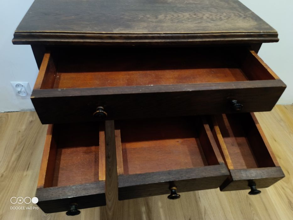 Drewniana komódka stolik