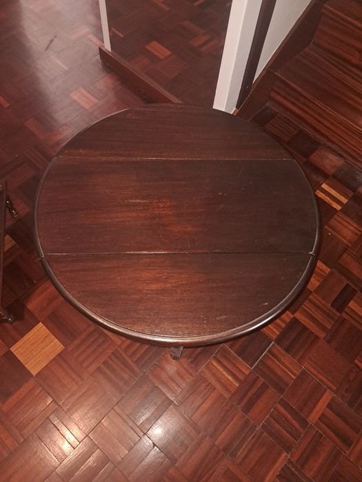 Mesa de madeira com abas