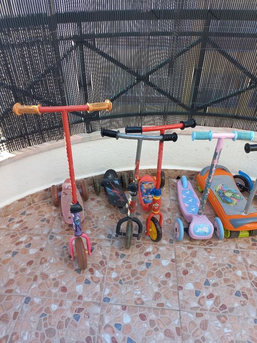 Varias trotinetes,de criança
