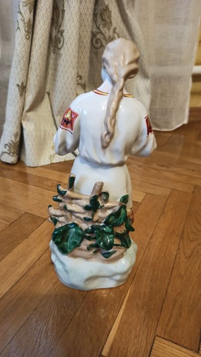 Порцелянова статуетка "Ворожіння на ромашці"