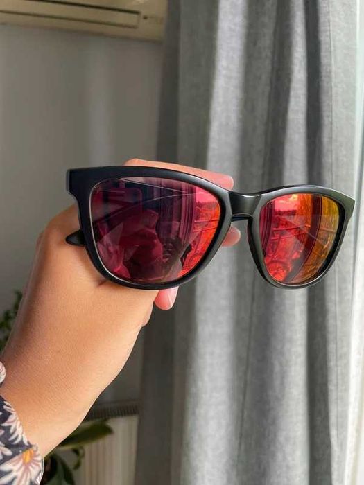 ciemne okulary hawkers przeciwsłoneczne czerwone czarne na słońce