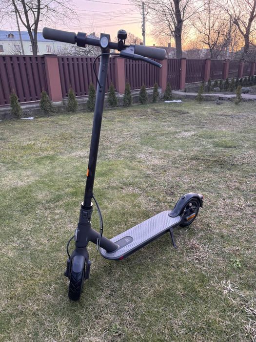 Електросамокат Xiaomi Mi Electric Scooter Essential