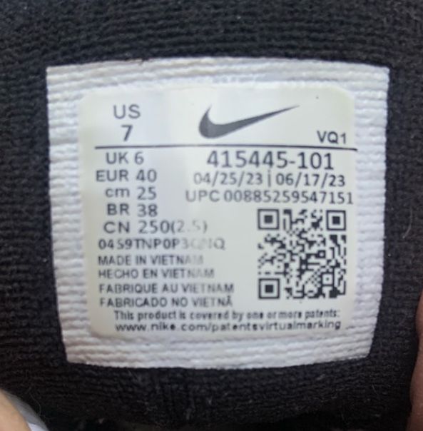 Кросівки Nike Air Monarch розмір 40 біло-чорні з червоними вставками