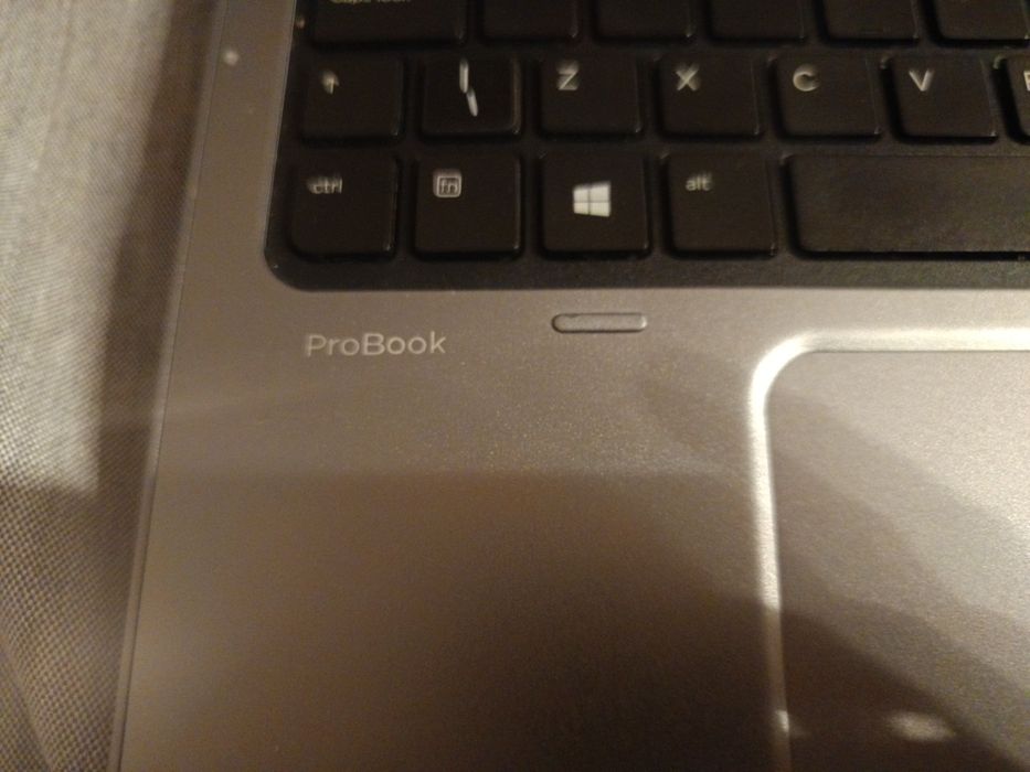Używany laptop bez dysku i RAM - na części