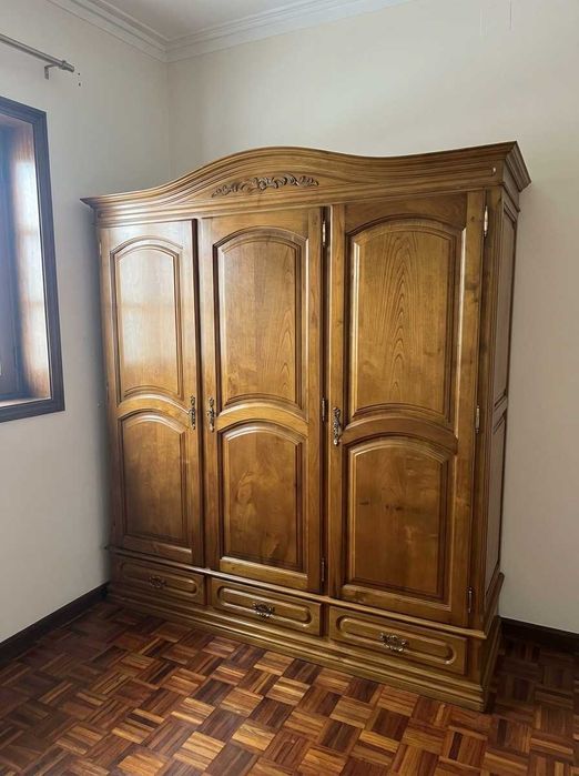 Roupeiro Clássico 3 Portas Espelhadas - Madeira Maciça