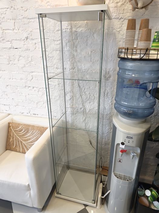 Gablotka, szklana witryna ikea DETOLF  gablota biała
