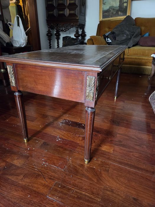 Mesa de apoio com gavetas