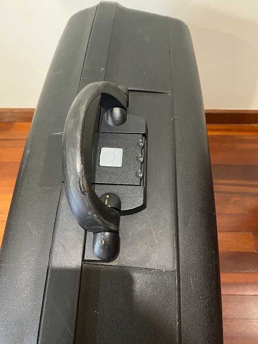 Mala de viagem grande, rígida e preta da marca Delsey