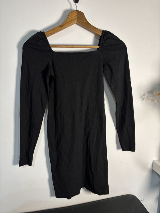 Czarna przylegająca sukienka z marszczeniem dekolt karo prostokątny