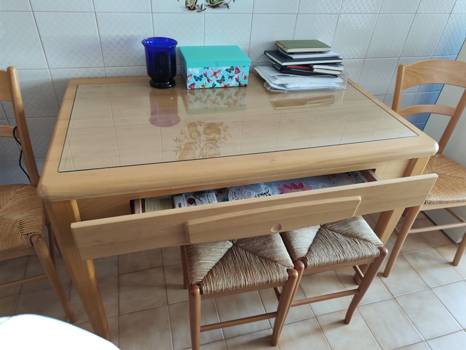 Mesa de cozinha em madeira e tampo de vidro com grande gaveta, 2 cadeiras e 2 bancos com assento de palhinha