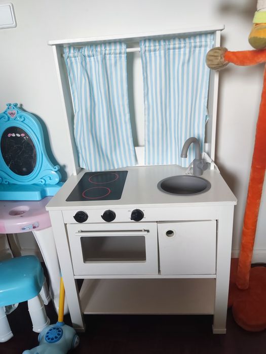 Cozinha infantil ,bengaleiro cabide, toucador e brinquedo