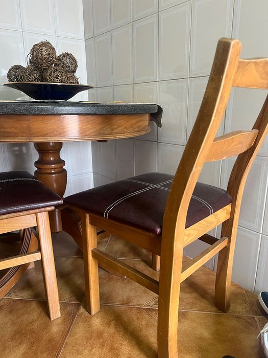 Table plus 4 chairs64586336608129121