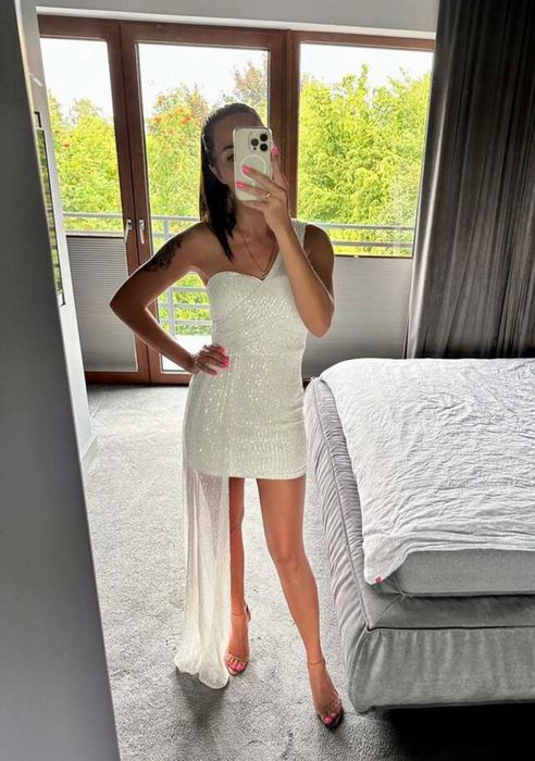 Sukienka kobieca w cekiny. Efekt wow