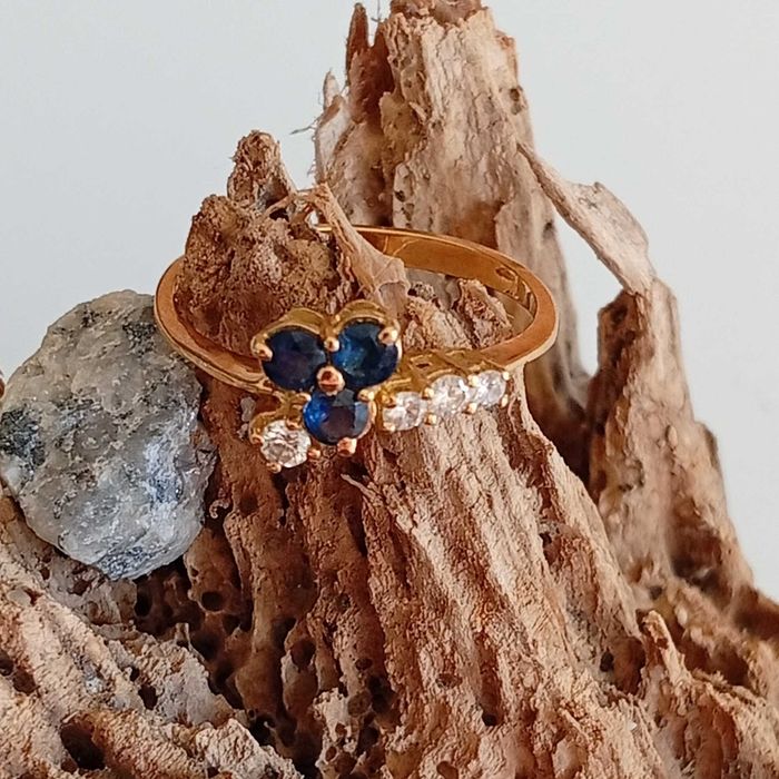 Anel em Ouro 19.2 Kt com 3 Safiras e 4 Diamantes