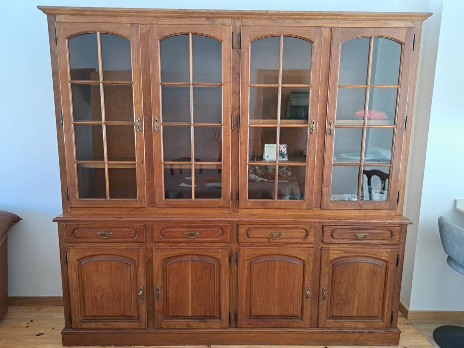 Clássico Louceiro de Castanho em Excelentes Condições