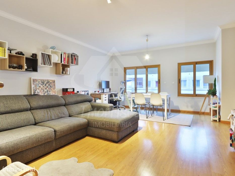 Apartamento T2 com garagem no Casal do Covão, Loures