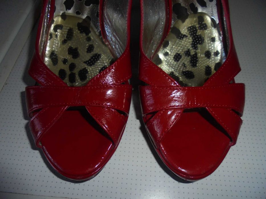 sandálias de mulher cor vermelho