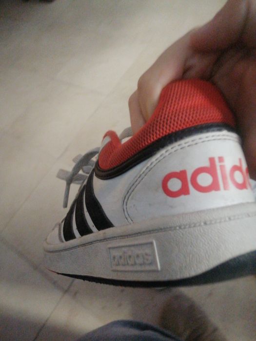 Tênis da Adidas.