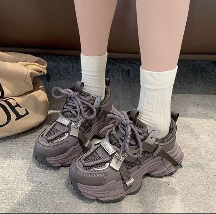 Трендові жіночі кросівки. Взуті 2-3 рази