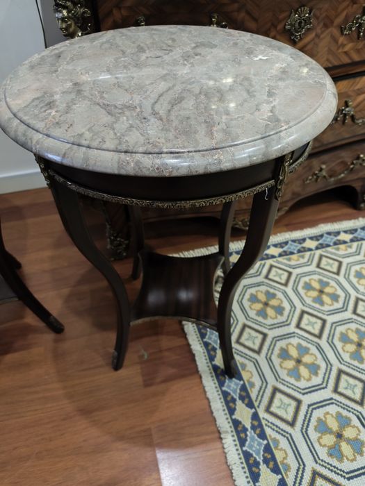 Duas mesas redondas com cerca emetal e pedra mármore