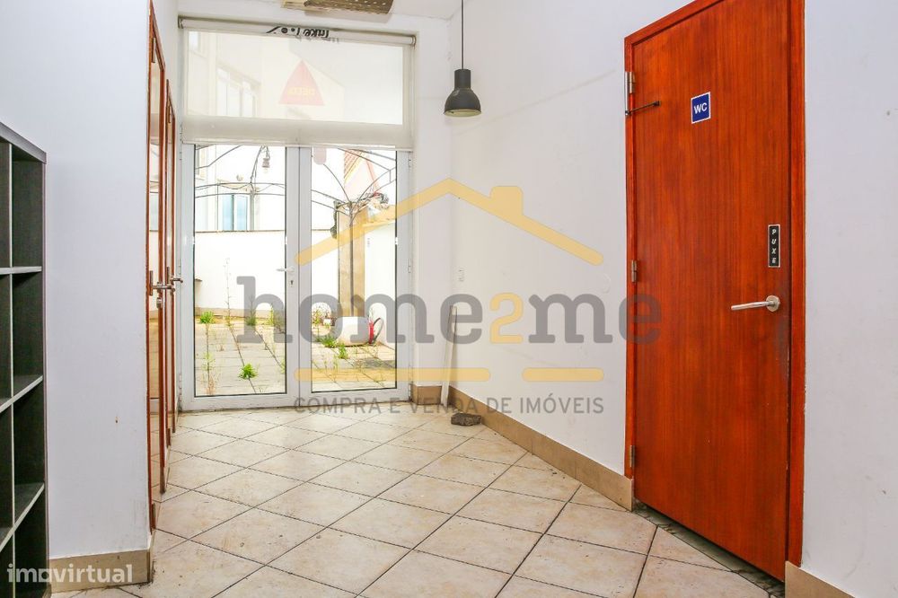 Loja com terraço e lugar de garagem