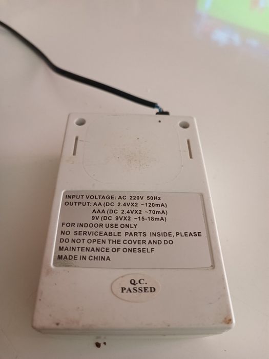 Carregador de pilhas AA , AAA e 9 v