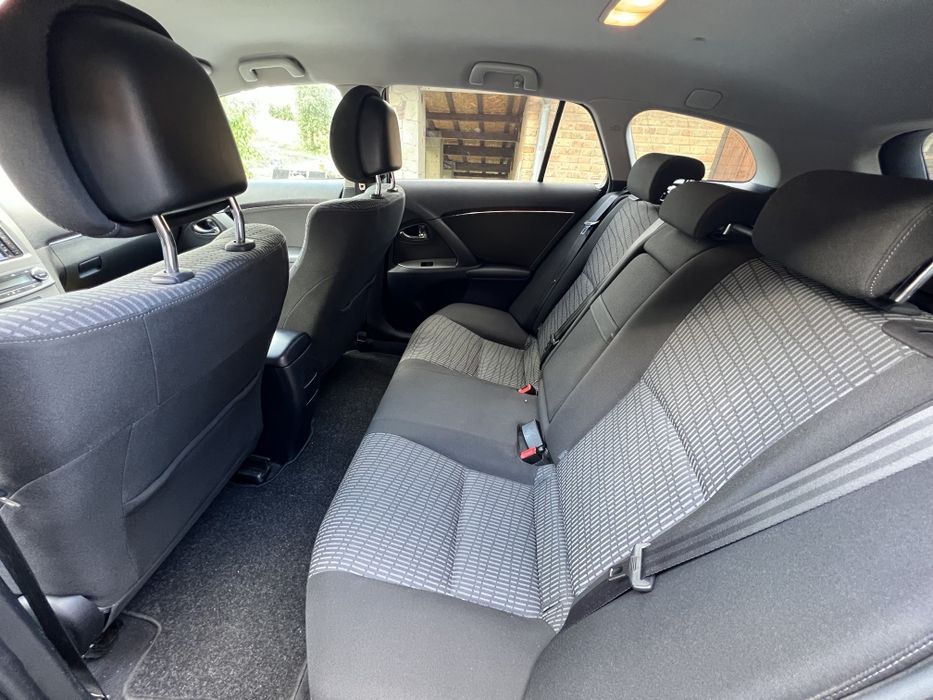 Toyota Avensis 2011 дизель автомат