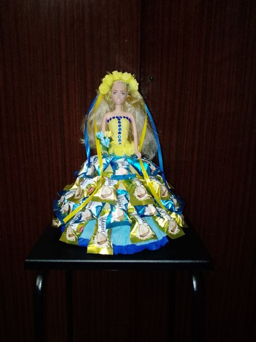 Солодкий подарунок для дитини (подарункова лялька/кукла із цукерками)