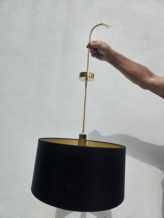 Candeeiro em abajure preto com interior dourado